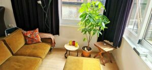 Claudette Psychosociaal lichaamsgericht therapeut Amsterdam Praktijk normaal