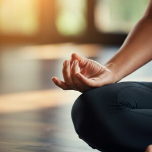 Een close-up van handen in een meditatieve houding in Utrecht, symbool voor rust en mindfulness tijdens een ademhalingssessie.