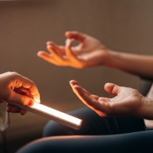 Een close-up van handen tijdens een zachte EMDR-sessie in Almere, gericht op emotionele balans.
