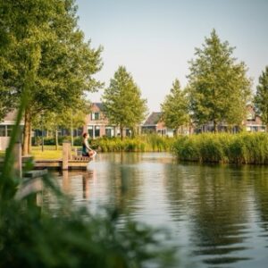 Een rustgevende buitenomgeving in Almere met iemand die mindfulness beoefent, als onderdeel van EMDR therapie.
