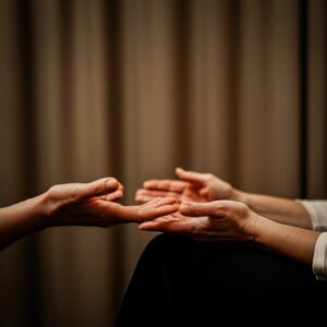 Een close-up van handen tijdens een zachte EMDR-sessie in Driebergen-Rijsenburg, gericht op emotionele balans.