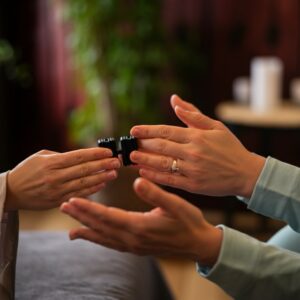 Een close-up van handen tijdens een zachte EMDR-sessie in Oosthuizen, gericht op emotionele balans.