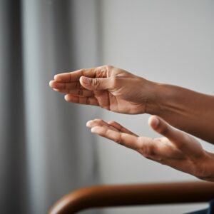 Een close-up van handen tijdens een zachte EMDR-sessie in Utrecht, gericht op emotionele balans.
