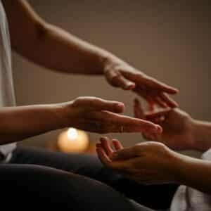 Een close-up van handen tijdens een energieheling sessie in Amstelveen, met een kalme en professionele sfeer.