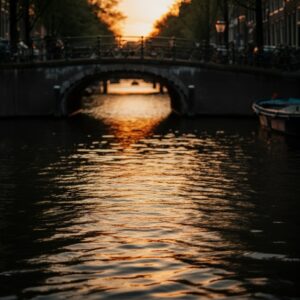 Reiki Amsterdam sfeervol beeld van rimpelend grachtenwater bij golden hour met warme reflecties en een zachte, onscherpe boogbrug op de achtergrond, symbool voor kalme, stromende energie