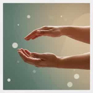 Stilleven na een Reiki-sessie met een opgevouwen linnen handdoek, een glas water met citroen, een journal met pen en een gladde steen op een houten blad, in zacht natuurlijk licht.