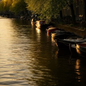 Reiki therapie Heemstede: rustige Leidsevaart met aangemeerde bootjes en warme avondgloed, sfeer van balans en ontspanning