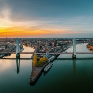  Een luchtfoto van een moderne brug in Dordrecht bij zonsondergang, die de verbinding en vooruitgang symboliseert binnen het thema therapie Dordrecht.