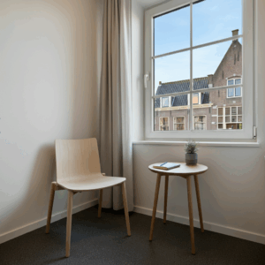 Een conceptuele afbeelding van een persoon die worstelt met innerlijke kritiek, weergegeven door een schaduwfiguur die over de schouder kijkt.