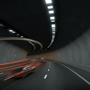 Een visuele weergave van een verkeersincident op de Maastunnelroute in Rotterdam, met een realistische en professionele benadering van een bijna-botsing.