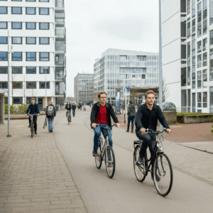 Studenten die wandelen en fietsen op het Utrecht Science Park, met moderne gebouwen en een levendige sfeer.