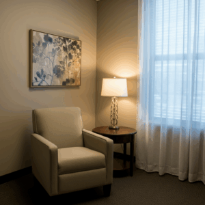 Een professionele en rustgevende therapieruimte met een comfortabele stoel en een serene sfeer, geschikt voor EMDR sessies.