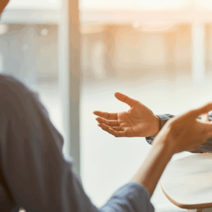 Afbeelding van een persoon die betrokkenheid toont tijdens een gesprek, symbool voor interpersoonlijke energie en de impact ervan in Haptotherapie Breda.