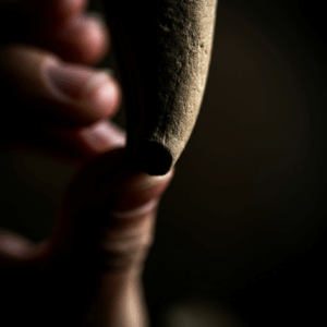 Hand die een object vasthoudt met een wazige achtergrond, passend bij kantelpunten in je dagelijks leven.