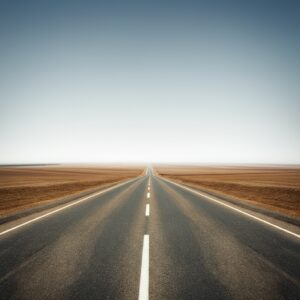 Een lange, rechte weg in Lelystad onder een heldere lucht, symbool voor mentale balans en de gestructureerde omgeving van de stad.