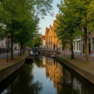 Een serene gracht in Breda met historische gebouwen en weelderig groen, symbool voor natuurlijke rust en balans in de stad.