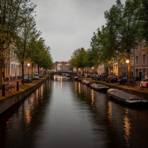 Een serene gracht in Breda bij zonsondergang, die reflectie en innerlijke rust symboliseert, passend bij de therapie-ervaring in de stad.