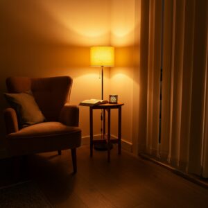 Een knusse leeshoek met warme verlichting en een open boek, die rust en introspectie symboliseert binnen de therapie-ervaring in Breda.