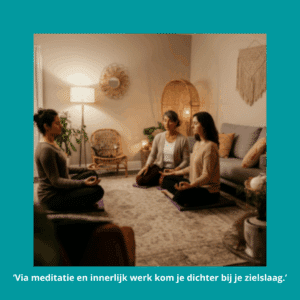 Een fotorealistische weergave van een geleide meditatiesessie, met een groep mensen in een warme, serene ruimte, symboliserend rust en spirituele verbinding.