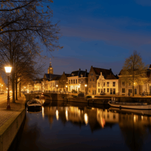 Een rustige avond in Schoonhoven, met de historische binnenstad zacht verlicht en een kalme sfeer die mentale helderheid en balans symboliseert.