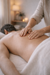 Close-up van een holistische massage waarbij de masseur met langzame, bewuste aanraking ontspanning en spierontlasting ondersteunt.